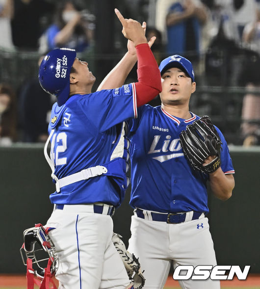 삼성 라이온즈 오승환과 김태군이 롯데 자이언츠에 4-2로 승리한 후 세리머니를 하고 있다. 2022.06.08 / foto0307@osen.co.kr