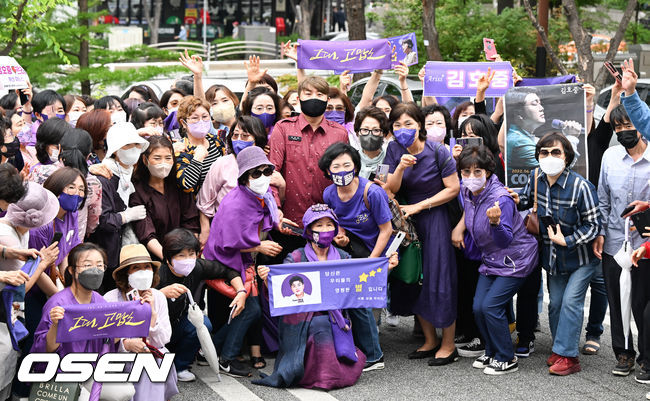 김호중이 팬들과 함께 포즈를 취하고 있다. 2022.06.09 / soul1014@osen.co.kr