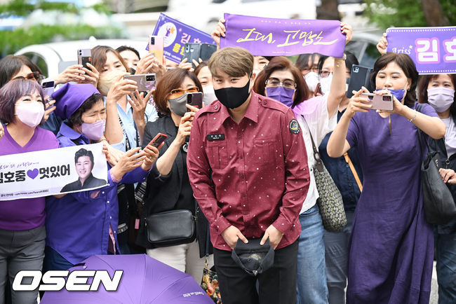 김호중이 아리스 팬들과 포즈를 취하고 있다. 2022.06.09 / soul1014@osen.co.kr