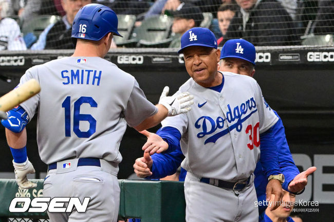 [사진] 다저스 데이브 로버츠 감독이 1회 홈런을 치고 온 윌 스미스를 환영하고 있다. ⓒGettyimages(무단전재 및 재배포 금지)