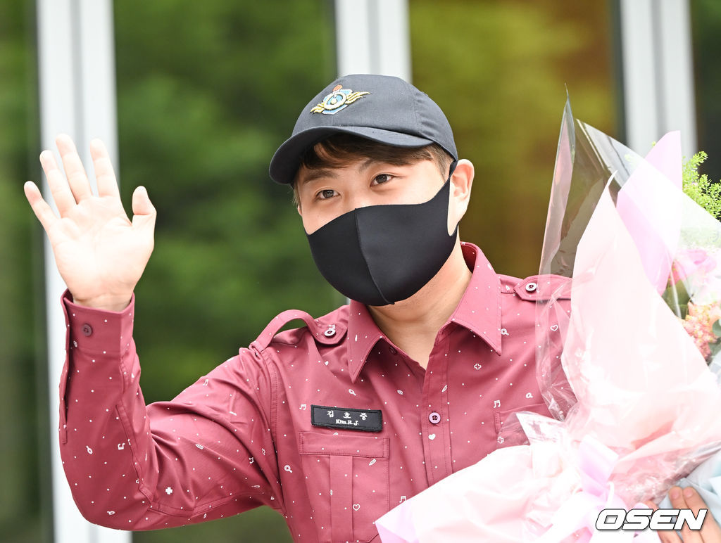 트바로티 김호중이 9일 오전 서울 서초구청에서 소집해제후 제대했다.<br /><br />지난 2020년 9월 서울 서초구 남부순환로에 위치한 서초구청에서 사회복무요원으로 군 대체 복무를 시작한 김호중은 성실히 병역 의무를 이행해왔다.<br /><br />소집해제 후 가요계로 돌아오는 김호중은 오는 18일 신곡 '빛이 나는 사람'을 공개한다. 또 11일 KBS 1TV '평화콘서트'와 19일 제1회 '드림콘서트 트롯'에도 출연해 팬들과 만날 전망이다.<br /><br />김호중이 인사를 하고 있다. 2022.06.09 / soul1014@osen.co.kr<br />