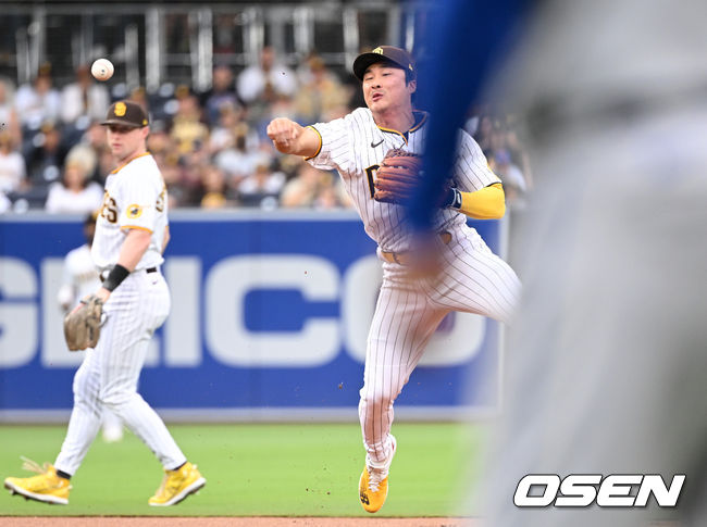 1회초 1사 주자없는 상황 메츠 마크 칸하의 내야 땅볼 때 샌디에이고 유격수 김하성이 끝까지 쫓아 잡아낸 뒤 1루로 송구하고 있다. 2022.06.09 / dreamer@osen.co.kr