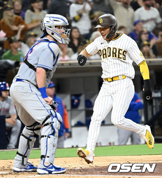 9일(한국시간) 미국 캘리포니아주 샌디에이고 펫코파크에서 ‘2022 메이저리그’ 샌디에이고 파드리스와 뉴욕 메츠의 경기가 열렸다.4회말 1사 1, 2루 상황 샌디에이고 제이크 크로넨워스의 안타 때 2루 주자 김하성이 홈까지 내달려 세이프되고 있다. 2022.06.09 / dreamer@osen.co.kr