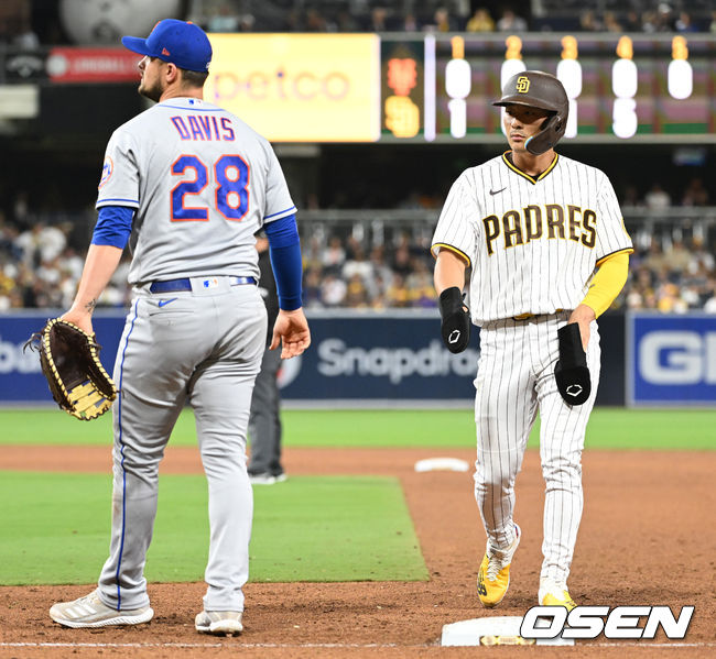 9일(한국시간) 미국 캘리포니아주 샌디에이고 펫코파크에서 ‘2022 메이저리그’ 샌디에이고 파드리스와 뉴욕 메츠의 경기가 열렸다.5회말 2사 주자 없는 상황 샌디에이고 김하성이 볼넷으로 출루해 1루 주루플레이를 준비하고 있다. 김하성의 파울 타구를 두번이나 놓친 메츠 1루수는 J.D. 데이비스. 2022.06.09 / dreamer@osen.co.kr