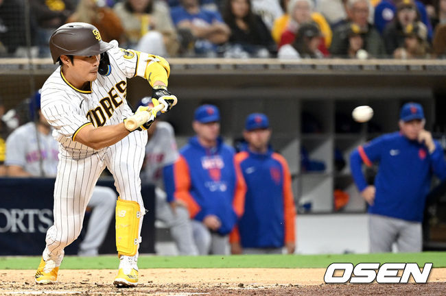 9일(한국시간) 미국 캘리포니아주 샌디에이고 펫코파크에서 ‘2022 메이저리그’ 샌디에이고 파드리스와 뉴욕 메츠의 경기가 열렸다.4회말 무사 1, 2루 상황 샌디에이고 김하성이 번트를 대고 있다. 2022.06.09 / dreamer@osen.co.kr
