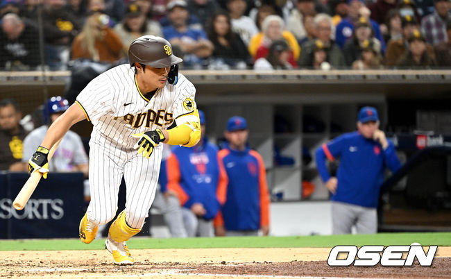 9일(한국시간) 미국 캘리포니아주 샌디에이고 펫코파크에서 ‘2022 메이저리그’ 샌디에이고 파드리스와 뉴욕 메츠의 경기가 열렸다.4회말 무사 1, 2루 상황 샌디에이고 김하성이 번트를 대고 있다. 2022.06.09 / dreamer@osen.co.kr