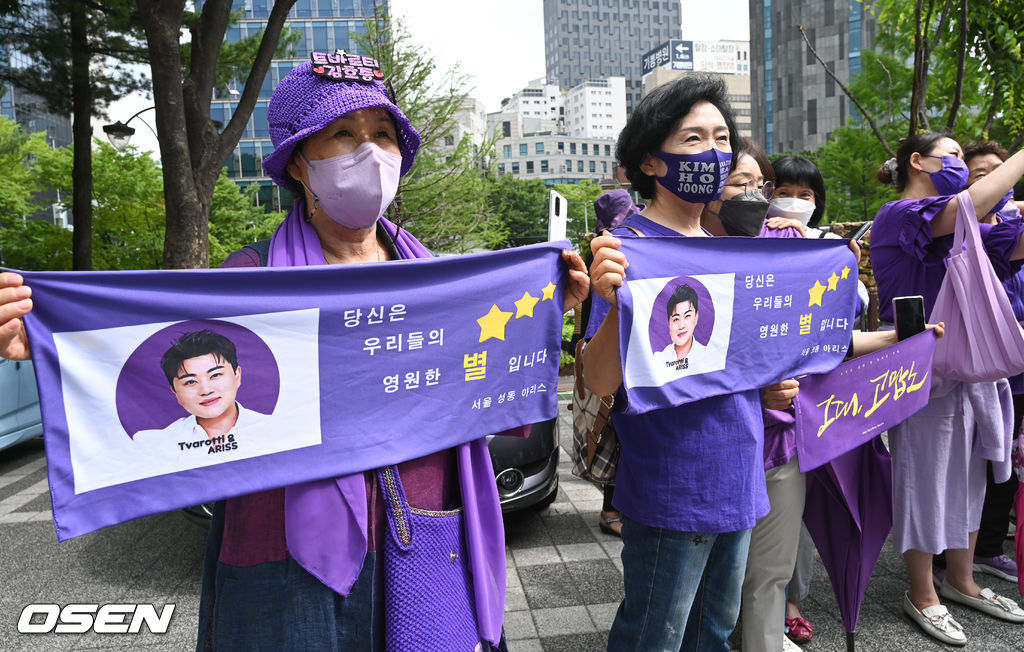 김호중의 전역에 앞서 아리스 팬들이 전역을 축하하는 현수막을 들고 김호중을 기다리고 있다. 2022.06.09 / soul1014@osen.co.kr