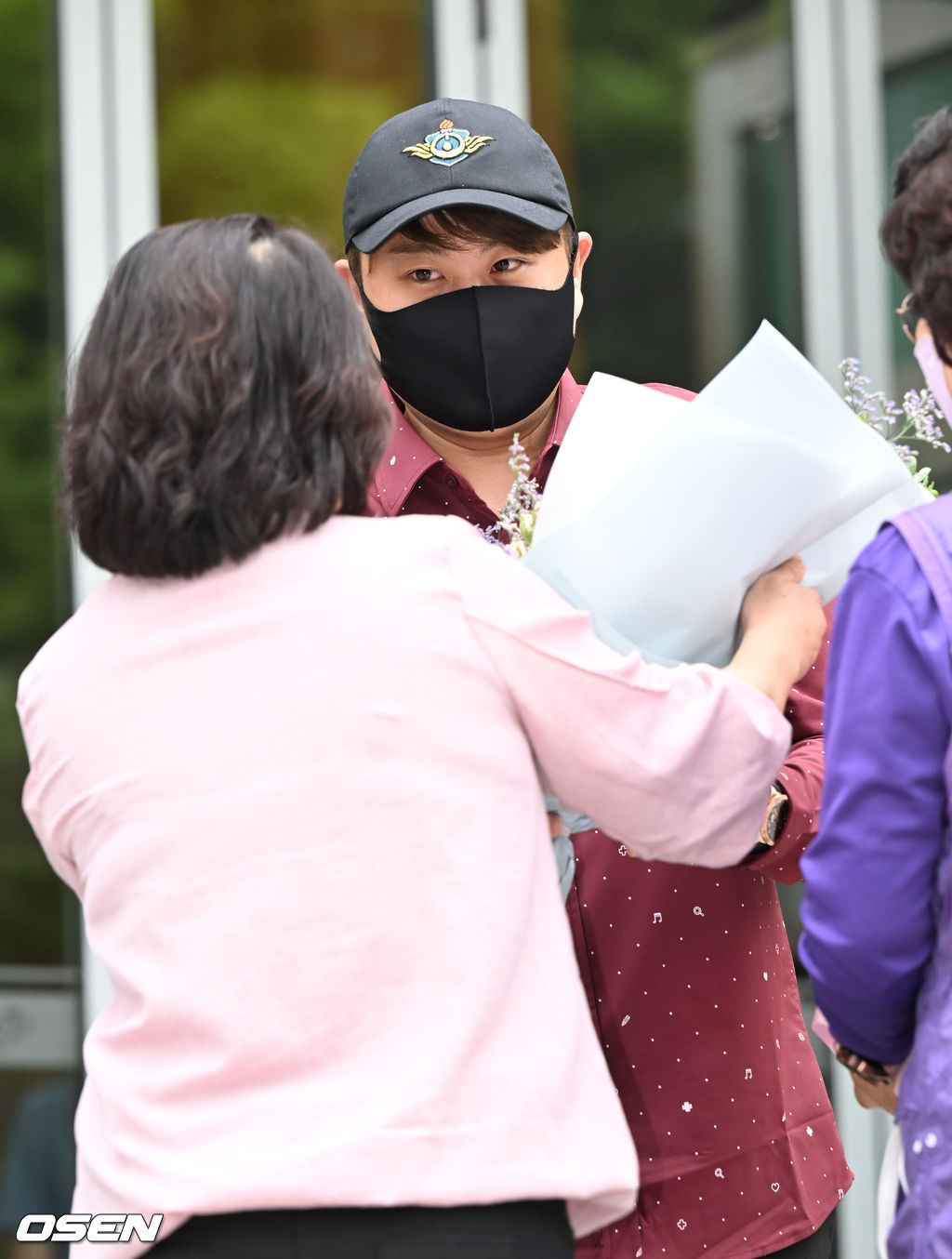김호중이 아리스 팬들에게 꽃다발을 선물 받고 있다. 2022.06.09 / soul1014@osen.co.kr