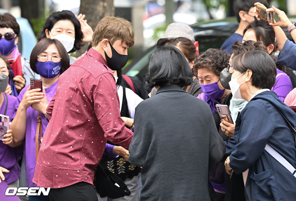 김호중이 팬들에게 인사를 하고 있다. 2022.06.09 / soul1014@osen.co.kr