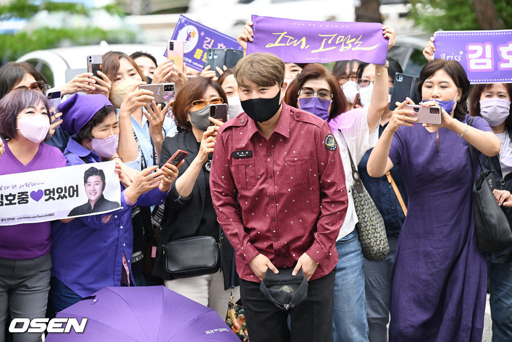 김호중이 아리스 팬들과 포즈를 취하고 있다. 2022.06.09 / soul1014@osen.co.kr
