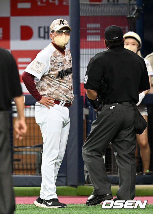 키움은 8일 서울 고척돔에서 열린 2022시즌 KBO리그 KT와의 경기에서 연장 12회 접전 끝에 5-5로 승부를 가리지 못했다. 12회말 키움 홍원기 감독이 김혜성의 교체 시그널이 있었다고 주장한 KT 이강철 감독의 어필이 받아들여지자 아쉬워하고 있다. 2022.06.08 /sunday@osen.co.kr