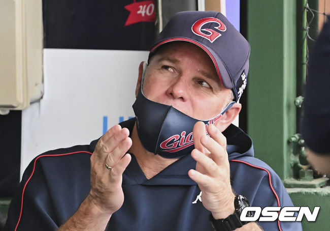 롯데 자이언츠 래리 서튼 감독이 기자들과 인터뷰를 하고 있다. 2022.06.09 / foto0307@osen.co.kr