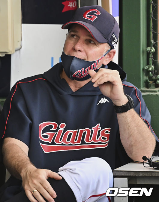 롯데 자이언츠 래리 서튼 감독이 기자들과 인터뷰를 하고 있다. 2022.06.09 / foto0307@osen.co.kr