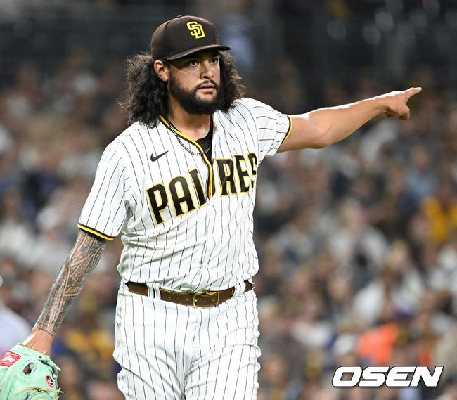 9일(한국시간) 미국 캘리포니아주 샌디에이고 펫코파크에서 ‘2022 메이저리그’ 샌디에이고 파드리스와 뉴욕 메츠의 경기가 열렸다.7회초 메츠 공격을 막아낸 샌디에이고 선발 션 마네아가 더그아웃으로 향하며 야수들에게 인사하고 있다. 2022.06.09 / dreamer@osen.co.kr