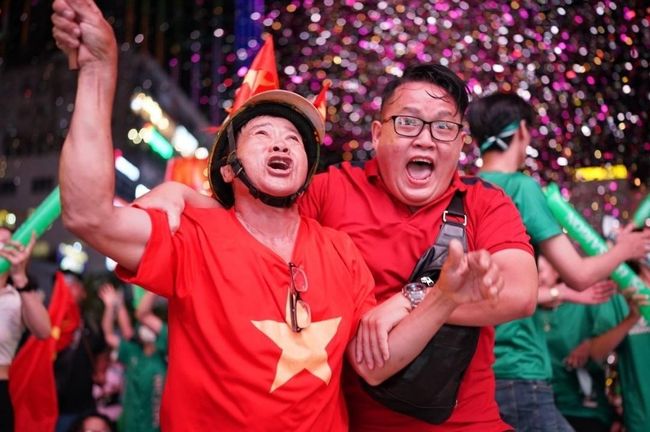 [사진] 8강행 기쁨 누리고 있는 베트남 축구 팬들 / 사이공 자이 퐁 소속 덩 푸옹 기자 제공.