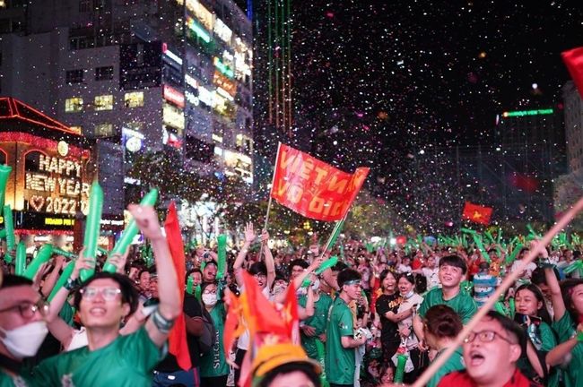 [사진] 8강행 기쁨 누리고 있는 베트남 축구 팬들 / 사이공 자이 퐁 소속 덩 푸옹 기자 제공.