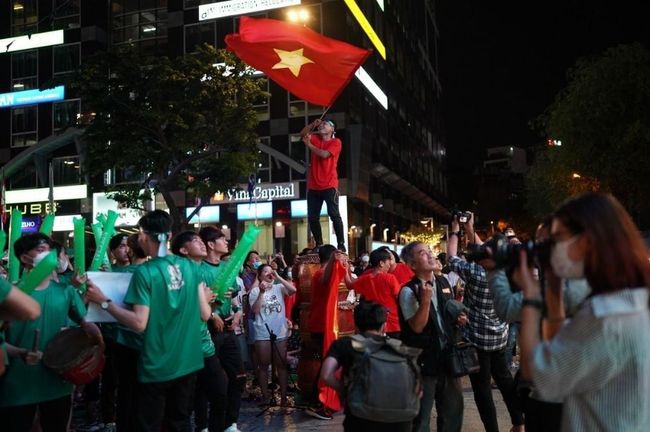 [사진] 8강행 기쁨 누리고 있는 베트남 축구 팬들 / 사이공 자이 퐁 소속 덩 푸옹 기자 제공.