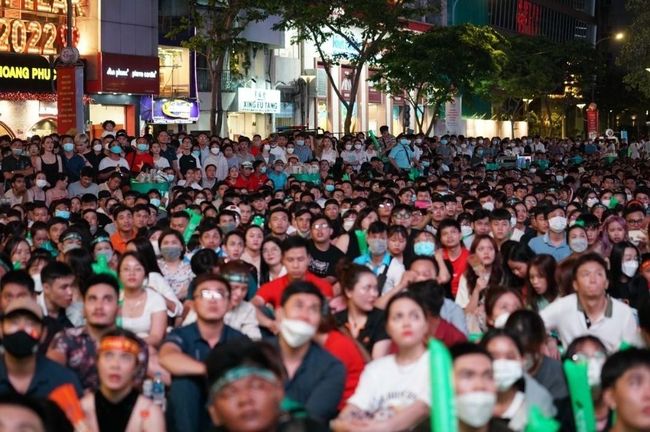 [사진] 경기를 기다리고 있는 베트남 축구 팬들 / 사이공 자이 퐁 소속 덩 푸옹 기자 제공.