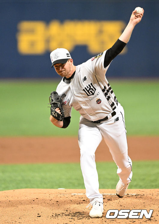 9일 오후 서울 고척스카이돔에서 2022 신한은행 SOL KBO리그 키움 히어로즈와 KT 위즈의 경기가 열렸다. 1회말 KT 선발투수 벤자민이 역투하고 있다. 2022.06.09 /sunday@osen.co.kr