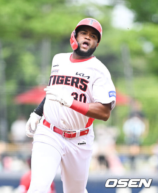 KIA 타이거즈 소트라테스 브리토가 홈런을 때리고 그라운드를 돌고 있다./OSEN DB