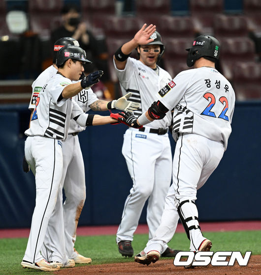 9일 오후 서울 고척스카이돔에서 2022 신한은행 SOL KBO리그 키움 히어로즈와 KT 위즈의 경기가 열렸다.5회초 2사 만루에서 KT 장성우가 좌월 만루 홈런을 치고 홈에서 동료들의 축하를 받고 있다. 2022.06.09 /sunday@osen.co.kr