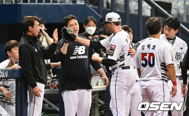 9일 오후 서울 고척스카이돔에서 2022 신한은행 SOL KBO리그 키움 히어로즈와 KT 위즈의 경기가 열렸다.1회말 수비를 마친 KT 벤자민이 더그아웃으로 가며 동료들과 하이파이브를 하고 있다. 2022.06.09