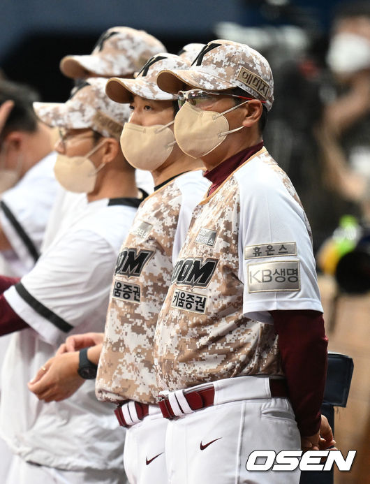 9일 오후 서울 고척스카이돔에서 2022 신한은행 SOL KBO리그 키움 히어로즈와 KT 위즈의 경기가 열렸다.키움 홍원기 감독이 경기전 행사를 가지고 있다. 2022.06.09 /sunday@osen.co.kr