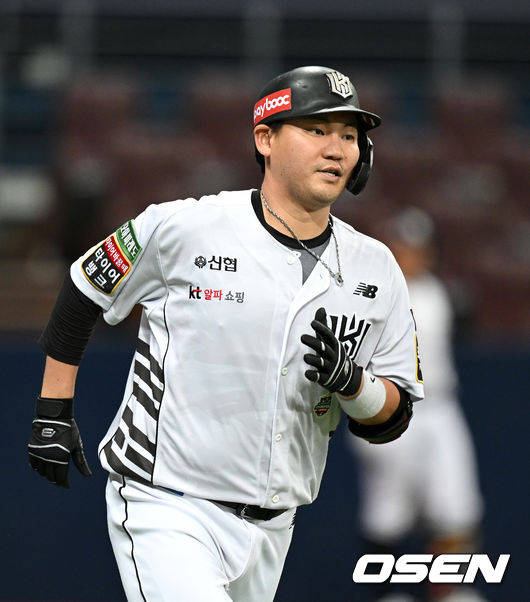 9일 오후 서울 고척스카이돔에서 2022 신한은행 SOL KBO리그 키움 히어로즈와 KT 위즈의 경기가 열렸다.5회초 2사 만루에서 KT 장성우가 좌월 만루 홈런을 치고 그라운드를 돌고 있다. 2022.06.09 /sunday@osen.co.kr