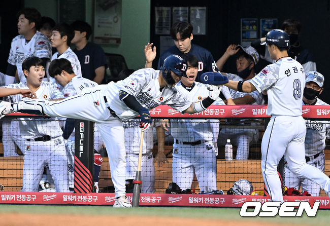 3회말 1사 2,3루에서 두산 안권수가 허경민의 적시타에 홈을 밟고 더그아웃에서 동료선수들과 하이파이브를 하고 있다. 2022.06.09 /jpnews@osen.co.kr