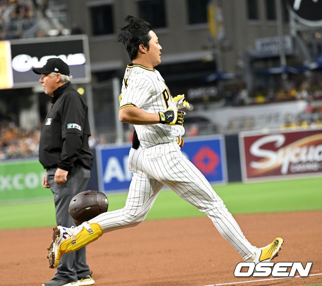 4회말 무사 1, 2루 상황 샌디에이고 김하성이 기습 번트를 대고 1루에 세이프될 때 헬멧이 벗겨지고 있다. 2022.06.09 / dreamer@osen.co.kr