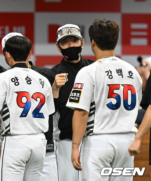 KT가 키움을 꺾고 3연전을 1승 1무 1패로 마무리했다. KT는 9일 서울 고척돔에서 열린 2022 KBO리그 키움과의 경기에서 7-1로 승리했다. 장성우가 만루 홈런 포함해 3안타 5타점 맹활약을 했다. 경기 종료 후 KT 이강철 감독이 강백호와 승리의 기쁨을 나누고 있다. 2022.06.09 /sunday@osen.co.kr