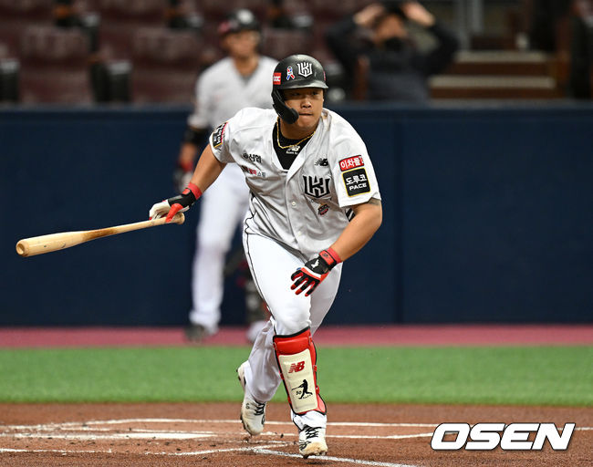 9일 오후 서울 고척스카이돔에서 2022 신한은행 SOL KBO리그 키움 히어로즈와 KT 위즈의 경기가 열렸다. 1회초 1사 1루에서 KT 강백호가 우전 2루타를 치고 있다. 2022.06.09 /sunday@osen.co.kr