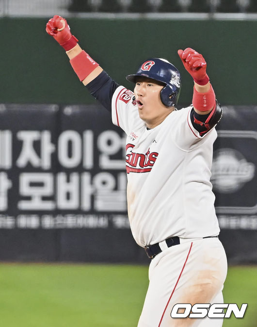 롯데 자이언츠 이대호가 연장 11회말 끝내기 안타를 치고 환호하고 있다. 2022.06.09 / foto0307@osen.co.kr