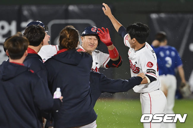 롯데 자이언츠 이대호가 연장 11회말 끝내기 안타를 치고 환호하고 있다. 2022.06.09 / foto0307@osen.co.kr