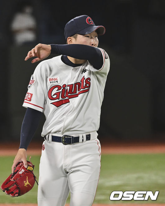 롯데 자이언츠 최준용이 9회초 4실점하고 아쉬워하고 있다. 2022.06.09 / foto0307@osen.co.kr