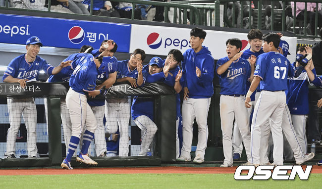 삼성 라이온즈 김현준, 김재성이 9회초 무사 만루 구자욱의 2타점 적시타 때 득점을 올리고 기쁨을 나누고 있다. 2022.06.09 / foto0307@osen.co.kr