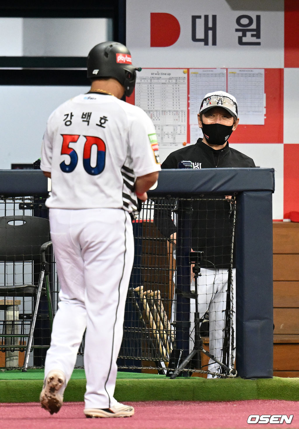 첫 안타에 득점까지, 무안타 침묵 깬 강백호에 흐뭇한 미소로 맞이하는 이강철 감독.