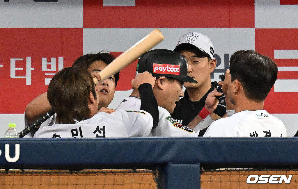 장성우 만루포에 방망이 축하하며 미소 짓는 강백호.