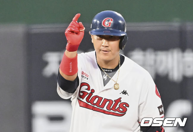 롯데 자이언츠 이대호가 3회말 2사 2루 1타점 좌전 적시타를 치고 세리머니를 하고 있다. 2022.06.09 / foto0307@osen.co.kr