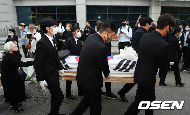 고(故) 방송인 송해의 영결식 및 발인식이 10일 오전 서울 종로구 서울대학교 병원에서 엄수됐다.