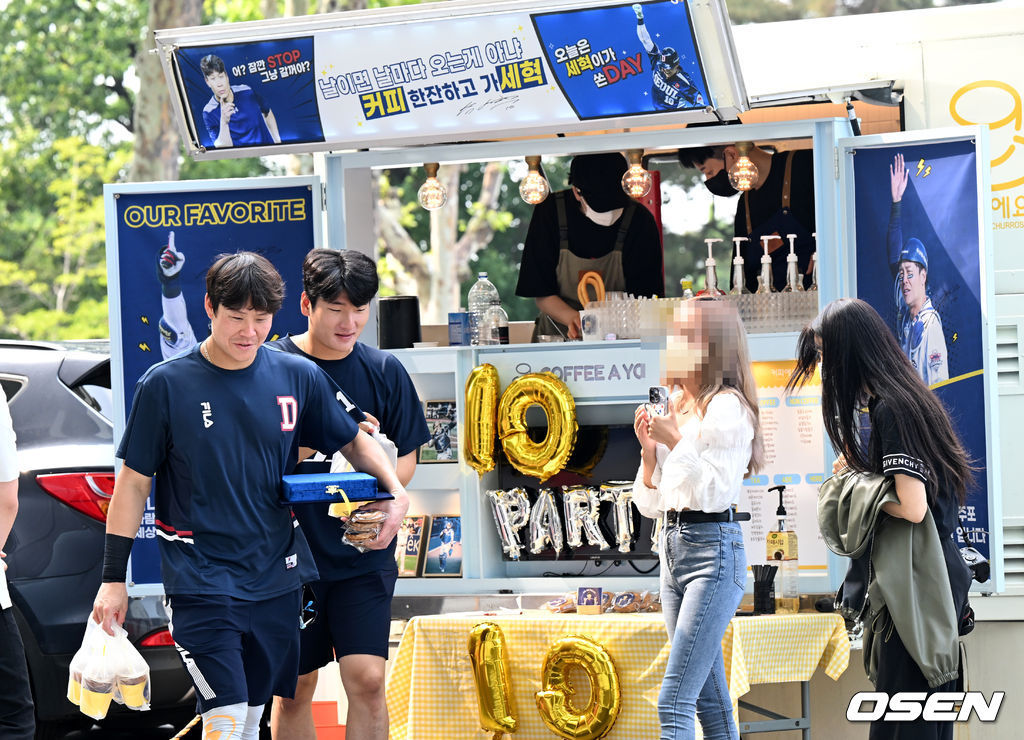 두산 박세혁이 커피 트럭을 준비한 팬에게 감사함을 전하며 인사를 하고 있다. 2022.06.09 /jpnews@osen.co.kr