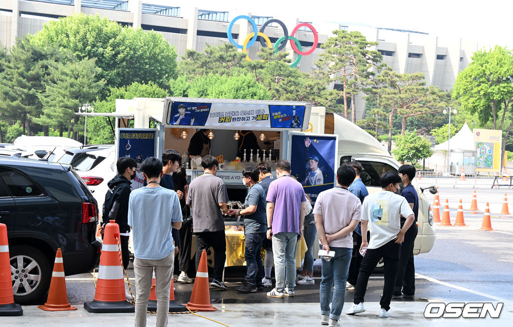 주차장에 자리한 박세혁을 위해 팬이 준비한 커피 트럭.  2022.06.09 /jpnews@osen.co.kr