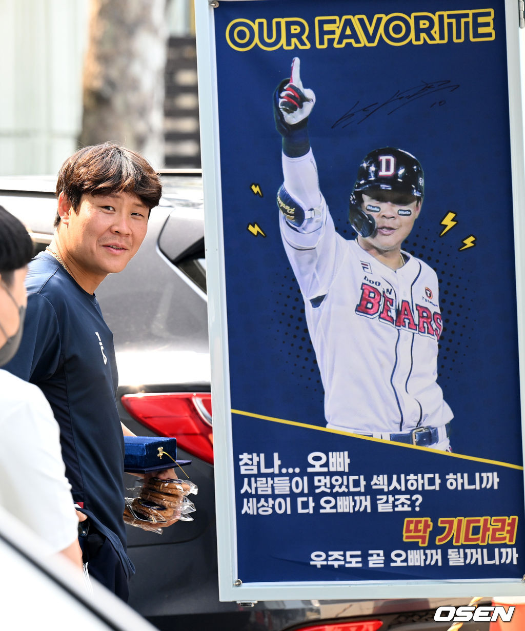 두산 박세혁이 미소를 지으며 이야기를 나누고 있다. 2022.06.09 /jpnews@osen.co.kr