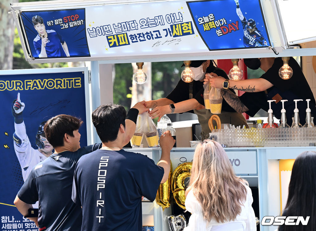 두산 박세혁이 후배 곽빈과 커피를 건네 받으며 즐거워하고 있다. 2022.06.09 /jpnews@osen.co.kr