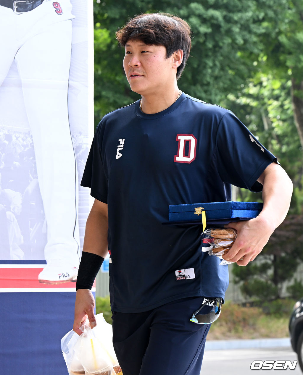 야구장에 들어서며 미소 가득한 두산 박세혁. 2022.06.09 /jpnews@osen.co.kr