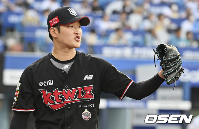 KT 위즈 배제성이 5회말 수비를 무실점으로 막고 더그 아웃에서 동료들을 맞이하고 있다. 2022.05.21 / foto0307@osen.co.kr