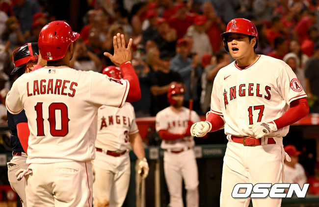 5회말 1사 주자없는 상황 에인절스 오타니가 역전 좌중간 투런포를 날리고 홈을 밟으며 후안 라가레스와 환호하고 있다. 2022.06.10 / dreamer@osen.co.kr