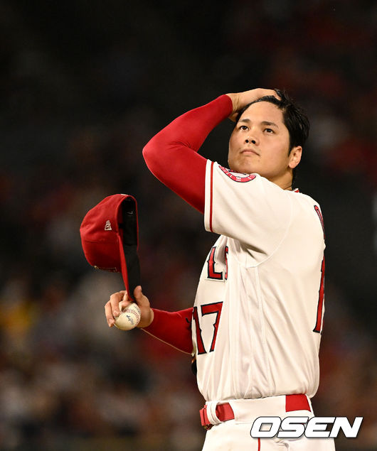 6회초 투구를 앞둔 에인절스 선발 오타니 쇼헤이가 모자를 벗어 땀을 닦고 있다. 2022.06.10 / dreamer@osen.co.kr