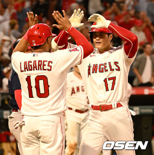 5회말 1사 주자없는 상황 에인절스 오타니가 역전 좌중간 투런포를 날리고 홈을 밟으며 후안 라가레스와 환호하고 있다. 2022.06.10 / dreamer@osen.co.kr