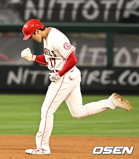 5회말 1사 주자없는 상황 에인절스 오타니가 역전 좌중간 투런포를 날리고 그라운드를 돌며 포효하고 있다. 2022.06.10 / dreamer@osen.co.kr